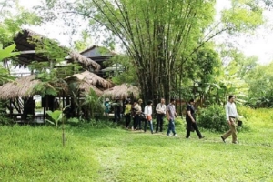 Độc đáo làng “cao niên” Triêm Tây