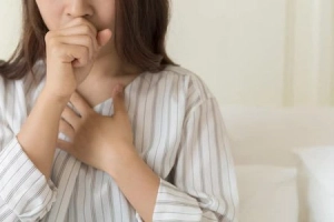 Đờm nhiều ở cổ họng kèm khạc ra máu tươi có sao không?