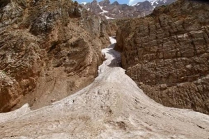 Dòng sông băng bí ẩn giữa sa mạc Iran