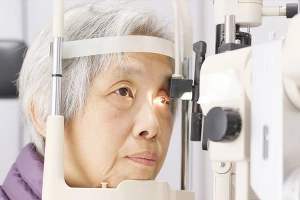 Đồng tử không giãn tốt khi phẫu thuật thay thủy tinh thể là sao?