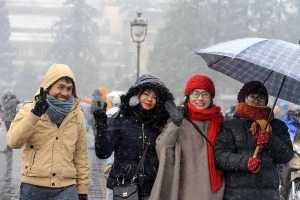 Du khách đổ xô lên Sapa chụp ảnh với băng tuyết