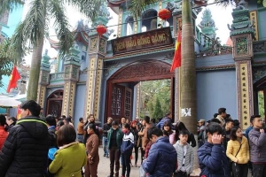 Du khách nườm nượp đến đền Mẫu Đồng Đăng