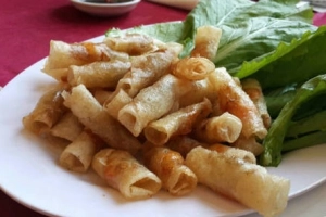 Du lịch Bình Định thưởng thức món nem ram tôm giòn rụm