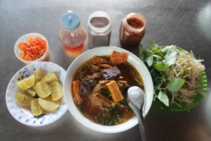Du lịch Côn Đảo thưởng thức bún riêu cua và cơm tấm