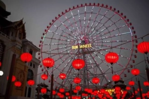 Du lịch Đà Nẵng khám phá con đường đèn lồng kỷ lục tại Asia Park