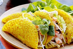 Du lịch Hà Nội ghé quán bánh xèo, nem lụi tấp nập thực khách ở phố Đội Cấn