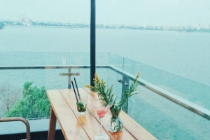 Du lịch Hà Nội ghé quán cà phê view siêu đẹp ở Hồ Tây