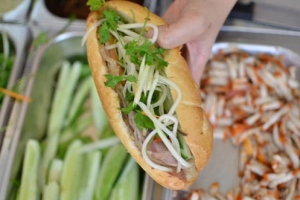 Du lịch Hà Nội thưởng thức bánh mì kẹp ngon nức tiếng