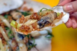 Du lịch Hà Nội thưởng thức bánh xèo nóng, răng mực xào bơ
