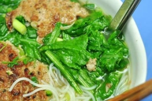 Du lịch Hà Nội thưởng thức bún chả chan, bánh canh ghẹ phố Mai Hắc Đế