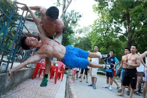 Du lịch Hà Nội xem Street Workout tạo cơ 6 múi