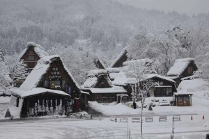 Du lịch Nhật Bản chiêm ngưỡng ngôi làng cổ Shiarakawa đẹp tuyệt trong tuyết trắng