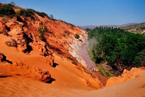 Du lịch Phan Thiết mùa mưa dạo suối Hồng