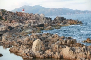 Du lịch Phú Yên khám phá gành Đèn hoang sơ