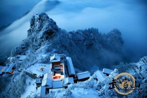 Du lịch Trung Quốc ngắm tuyết rơi sớm, phủ trắng núi Võ Đang
