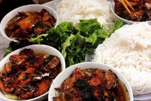 Đủ món cho bạn ăn cả ngày ở phố Hàng Than