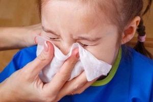 Dùng thuốc viêm mũi dị ứng cho bé thế nào?