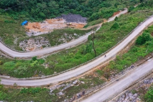 Đường đèo 14 khúc cua hiểm trở ở Cao Bằng