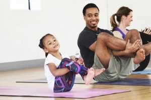 Family Yoga: “Liều thuốc tự nhiên” gắn kết các thành viên trong gia đình