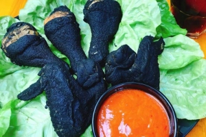 Gà rán đen như than mới nổi ở Sài Gòn