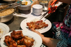 Gần 100.000 đồng/đĩa nhưng cơm tấm bà Bảy “lưỡi lam” 30 năm vẫn hút khách Sài Gòn mỗi đêm