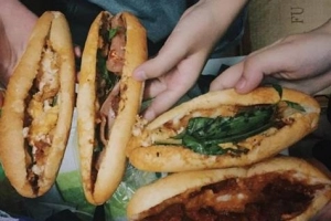 Gánh bánh mì đêm dưới chân cầu Tràng Tiền