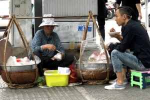Gánh xôi Bắc hơn 6 thập kỷ trên vỉa hè Sài Gòn