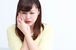 Gãy lún xoang xương hàm, cung gò má di lệch ít có sao không?