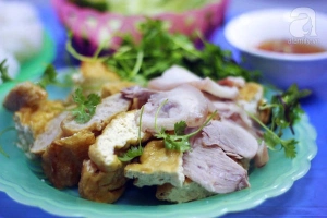 Ghé hàng bún đậu mắm tôm phải tận dụng cả hành lang, phòng ngủ làm nơi bán hàng ở phố Đại La