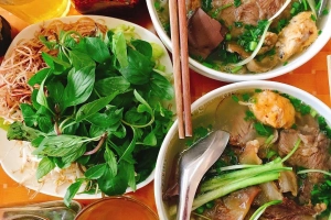 Ghim ngay 5 hàng bún bò Huế tuyệt ngon để đổi gió cho những ngày hè bỗng nhiên mát mẻ của Hà Nội
