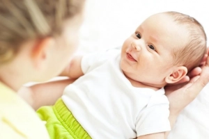 Giao tiếp bằng mắt giúp trẻ sơ sinh phát triển kỹ năng ngôn ngữ như thế nào?