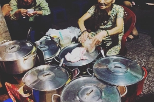 Giữa Sài Gòn hoa lệ, có một quán chè bán đêm hơn 40 năm nay vẫn thắp sáng bằng đèn dầu