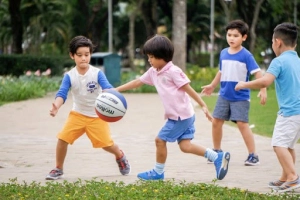 Giúp trẻ vận động trong mùa dịch