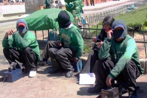 Góc khuất của những người đàn ông bịt mặt đánh giày ở Bolivia