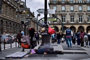 Góc khuất sau vẻ hào nhoáng của Paris