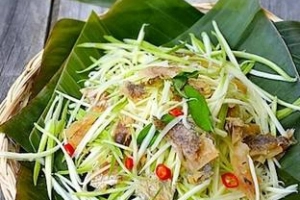 Gỏi xoài khô cá sặc, đặc sản níu chân du khách ở Cần Thơ