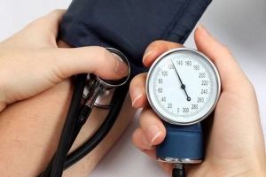 Hạ huyết áp đột ngột ở người sốc phản vệ gây ra biến chứng gì?