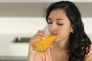 Hại dạ dày nếu uống nước cam khi đói