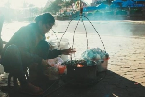 Hải sản nướng bán rong trên bờ biển Phan Thiết