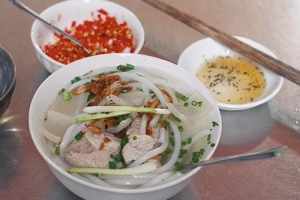 Hàng bánh canh bột gạo hơn 60 năm nằm gần chợ ở Sài Gòn