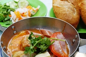 Hàng bánh mì chảo 32 năm ở Sài Gòn đón khách từ 5h sáng