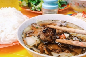 Hàng bún chả trong ngõ chưa đầy một mét ở Hà Nội