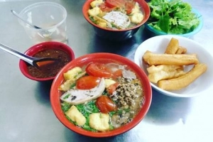 Hàng bún riêu cua lâu đời mỗi ngày bán hơn một tạ bún