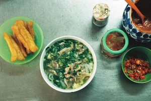 Hàng phở gà ba đời nổi tiếng ở Hà Nội