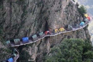 Hàng trăm lều trại qua đêm giữa lưng chừng núi 1.000 m