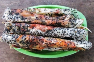 Hấp dẫn bánh tráng cuốn tương Chợ Lầu