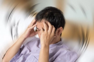 Hoa mắt kèm mệt mỏi là dấu hiệu của bệnh gì?