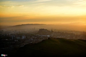Hoàng hôn thành cổ Edinburgh nhìn từ đỉnh Arthur&#8217;s Seat