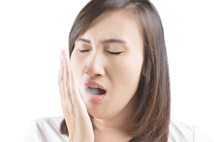 Hôi miệng kèm lưỡi có màu trắng điều trị thế nào?