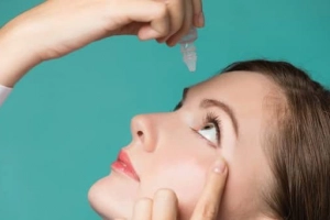 Hướng dẫn cách tra thuốc mỡ mắt